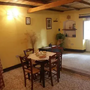 casa-gialla-in-stile-siciliano-vicino-etna-e-taormina.sicilyhotelsitaly.net/